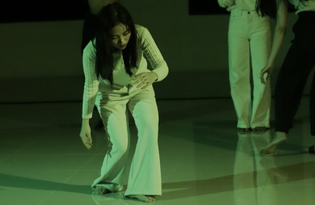 Pementasan karya peserta lokakarya “Tubuh sebagai Arsip Tradisi: Tubuh sebagai Medium Ekspresi Budaya”(Beselang.id/HO Ruang Mendalo)