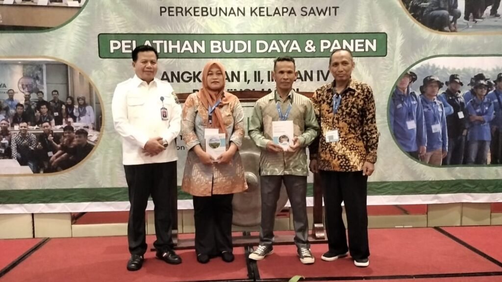 Penyerahan simbolis perlengkapan training kepada perwakilan peserta.